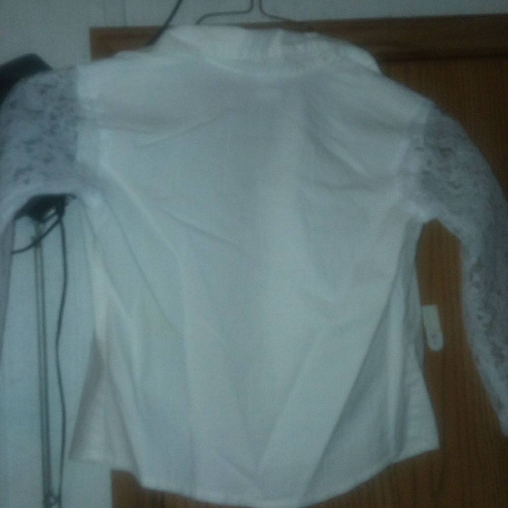 LITTLE GIRLS WHITE WITH LACE BUTTON SHIRT - Picture 2 of 4